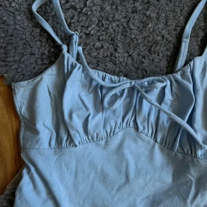 Linne från hollister - Jättefint babyblått linne med gulliga detaljer 💗 