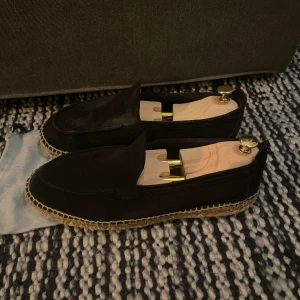 Loafers - Marinblå Massimo dutti loafers. Tecken på lite användning men dem har fortfarande mycket kvar i sig! 