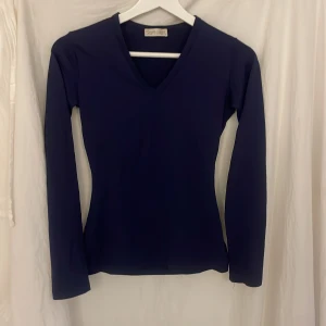 Mörkblå tröja - Säljer en soft grey tröja pga garderobsrensning. Storlek står ej men den sitter tight på mig så skulle säga att den är XS/S i storlek. 