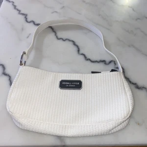 En vit väska💘 - Väska är några gånger använt är väldigt bra skick💘