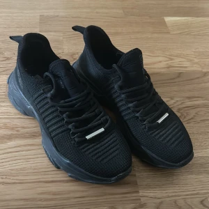 Steve madden skor - Säljer mina svarta Steve madden, då de ej kommer till användning. Väldigt bra skick. 