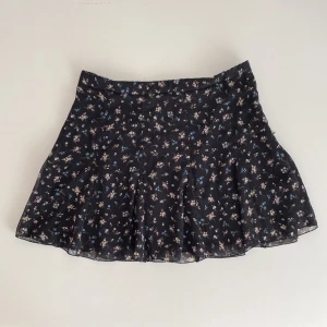 Somrig minikjol - Så cute blommig kjol i fint material. Dragkedja i sidan. Mina mått: 170 cm, höft 95, midja 69. Köpt på Suite Benedict i Italien. Fint skick, inte använt så mycket. Om annonsen finns kvar finns den kvar, klicka gärna på köp direkt 🎀💖