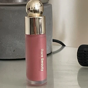 Hope Blush från Rare Beauty - En flytande rouge i färgen 'Hope' från Rare Beauty. Använd fåtal gånger, ca 6gg så i nyskick! köpt för 390kr