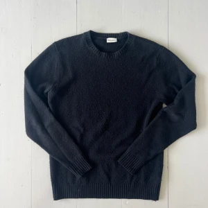 John Henric Kashmir tröja - Säljer nu denna svarta Kashmir blandning från John Henric i storlek s, sparsamt använd