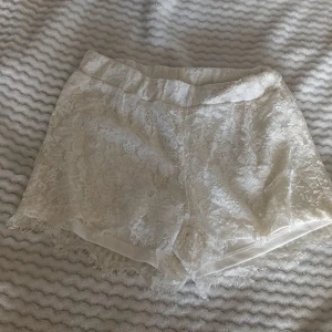 Shorts  - Säljer dessa shortsen då dem inte kommer till användning. Vit med spets, träningsmaterial innuti. 50kr, priset kan diskuteras.😊