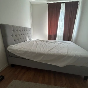 Säng 180/200  - Säng gavel ingår i priset, sängen är ny använd få tal gånger samt väldigt bekväm. Säljer pågrund av den va till för gästrummet men kommer ej till användning mer! 