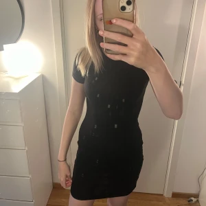 tajt klänning - svart tajt medellång klänning. som knappt har använts, har inte koll på storleken men skulle säga XS 💕