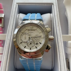 Technomarine klocka med 3 olika band - Inprincip oanvänd Technomarine klocka som kommer med 3 olika band samt 2 olika färger runt urtavlan. Klockan har gummiband som går att justera och passa därför det flesta storlekar på handled 