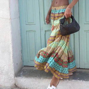 Supersöt slutsåld zara kjol - Följ mig gärna då jag lägger upp liknande plagg 🌼 Säljer denna supersöta mönstrade maxikjolen från zara. Den är i perfekt skick och i storlek xs, säljer då den är för liten för mig. Skriv gärna om du har frågor eller köp direkt via köp nu ❤️