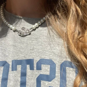 Vivienne westwood liknande halsband  - Vivienne westwood liknande halsband från amazon köpt för 200kr. Defekter som syns är lite rost på själva smycket som syns på bilden. Men även lite på baksidan och kedjan men det är inget som syns när man har på sig det.