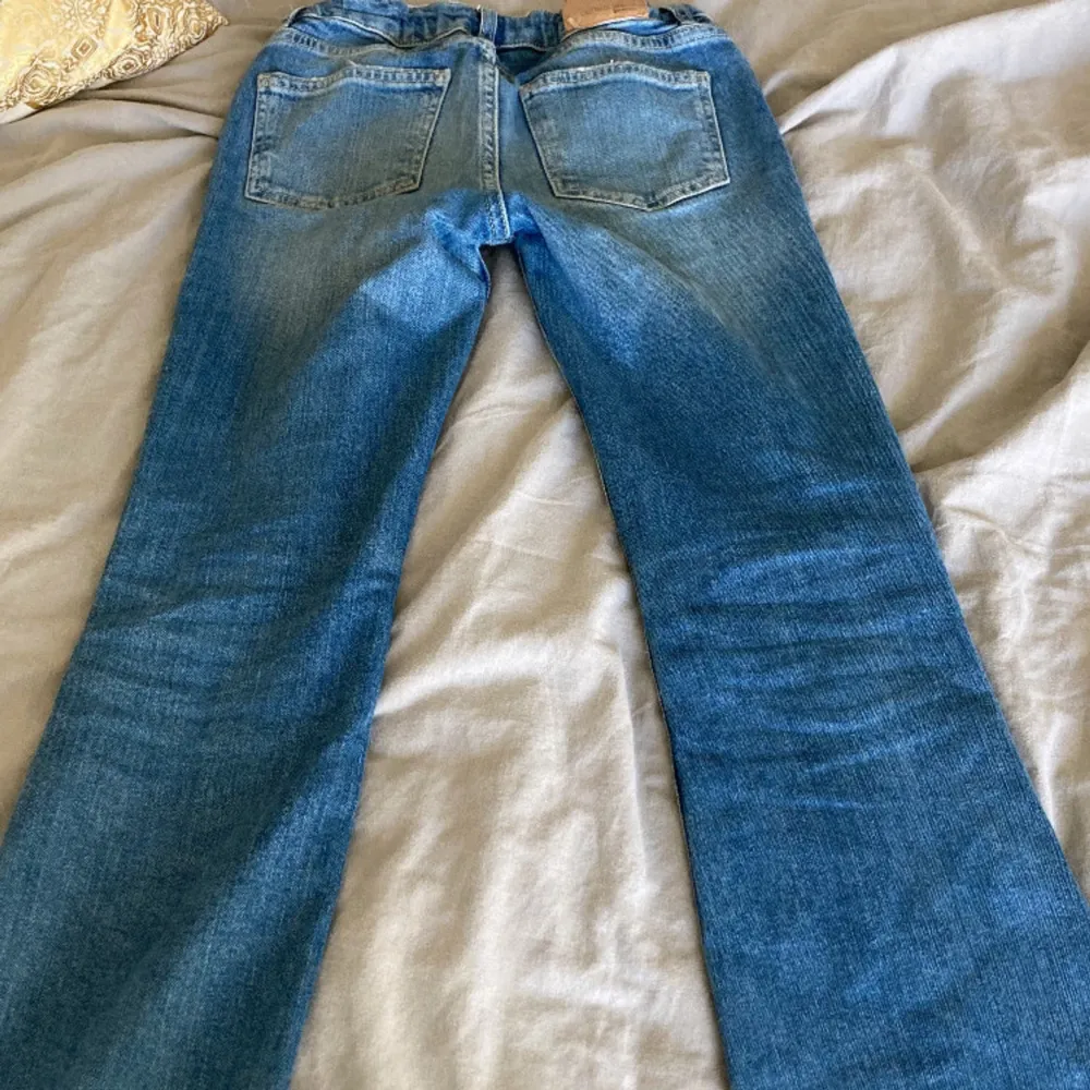 Jättefina ljus/mörk blå jeans från Gina Young💙Storlek 146, säljs får har tyvär blivit försmå. Använt ganska många gånger, de har väldigt bra skick men syns ändå att de har använts. Pris kan diskuteras . Köptes för 350kr🙏🏼. Jeans & Byxor.