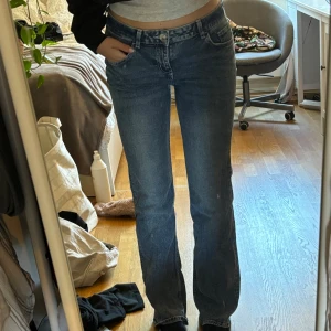 Lowwaist jeans - Lowwaist jeans från H&M!! Använda fåtal gånger och i toppenskick. Skriv för fler bilder eller om du har frågor🫶🏼❤️