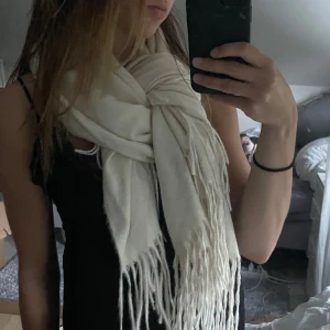 Halsduk  - Mysigt vit halsduk från Lindex! 