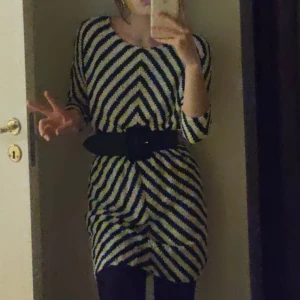 Randig klänning - En cool, svartvit randig klänning i stl S som är otroligt skön. Den är i ett stretchigt material och passar därför många storlekar.