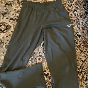 Reebok byxor - Sköna Reebok byxor som ej är använda så mycket Storlek S men passar M också