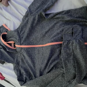 Grå tränings långärmad - En grå tränings zip hoodie med rosa dragkedja ( köparen står för frakt)