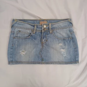 Vintage jeans mini kjol - Ett snygg vintage bershka kjol som tyvärr är för liten för mig