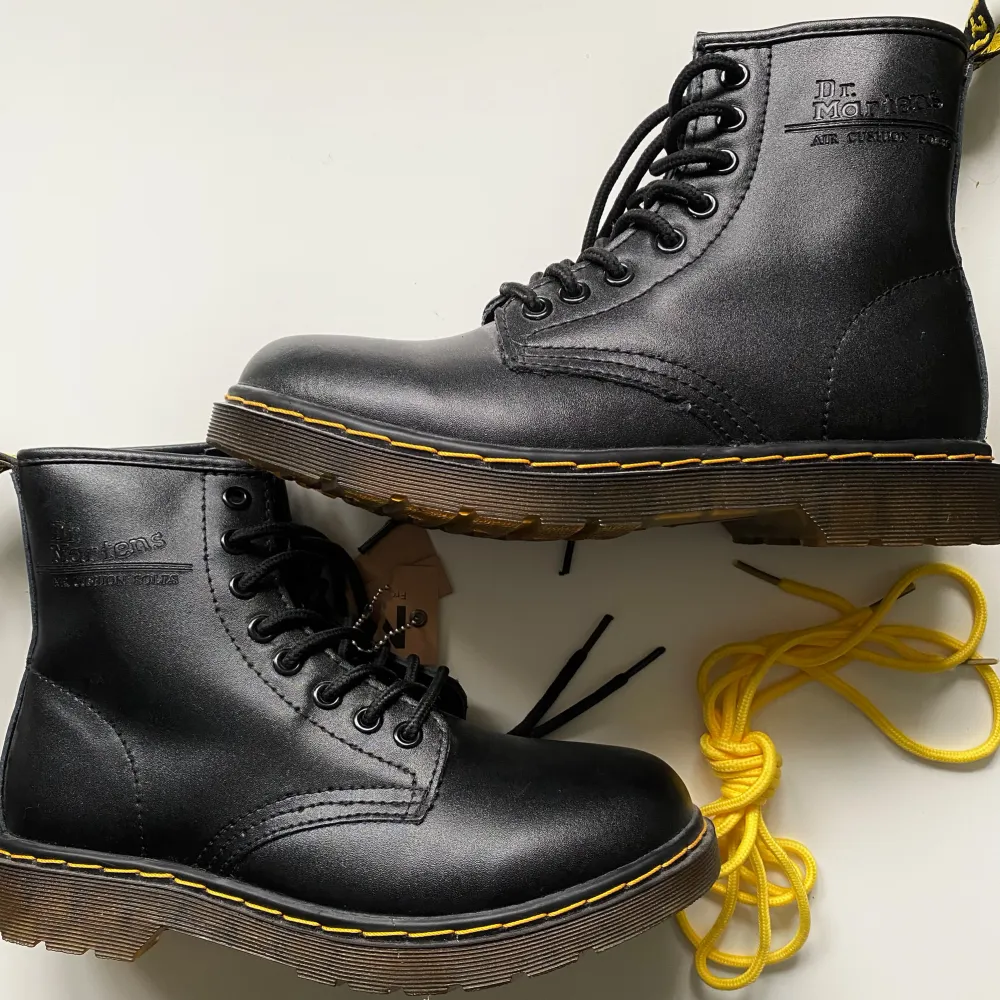 Helt oanvända Dr. martens som endast är testade men var för stora💫Lappen är kvar inklusive gula skosnören som man fick till🤍 Nypris runt 1500-2000kr. Köparen står för frakten🙌🏻. Skor.