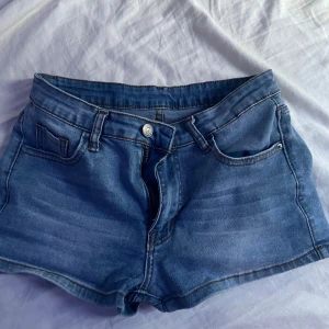 Blåa jeans shorts 💞 - Blåa jeans shorts i storlek M 🎀 vet inte märket eftersom dom har ingen lapp, är som i storlek S. Används tyvärr inte längre 💞