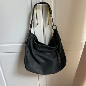 Väska  - Rymlig väska, 6 st fack. Nypris ca 800 kr