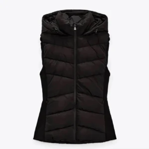 Zara väst - Zara väst som knappt har använts! Den är i storlek M men passar mig som brukar ha S helt perfekt. Köpte för 399 kr! Hör av er via frågor💞