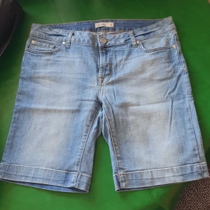 Jeansshorts - Jeansshorts från Lindex. Storlek 40. 