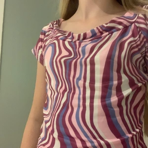 Fin färgglad jympa t-shirt  - Fin färgglad t-shirt i silke passar perfekt som jympa tröja