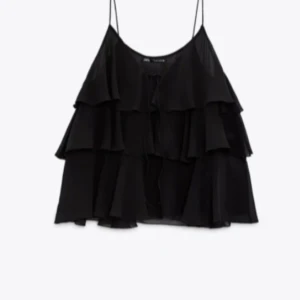 Zara topp - Säljer denna fina topp från zara eftersom jag tycker att den är lite för stor för mig. Storleken är M och tycker det motsvarar ganska bra. Köpt för ca 400 men säljer för 335då jag endast använt den 2 gånger!