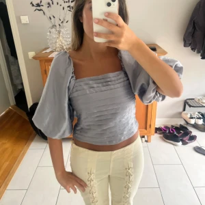 Blus med puffärmar - Såå fin