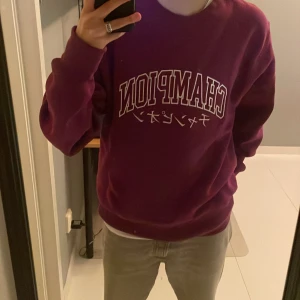 Sweatshirt  - Lila/röd champion tröja nypris 999kr storlek small men ganska stor i storleken
