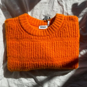 Orange tjocktröja  - Ny stor stickad orange tröja från Weekday med prislappar på då den inte använts! Står storlek XS men är lite lagom oversize på mig som vanligtvis har S🧡 nypris 550kr!