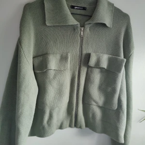 Sticka koffta M Gina Tricot  - En stickad kofta/jacka från Gina Tricot i strl M 