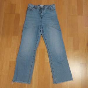 Dessa jeans är i storlek 170, ganska högmidjade men ändå rätt bekväma. Hade dessa för 3 års sedan men använt bara runt 5-6 gånger. Har tyvvär vuxit ut dom nu. De är slitna på slutet av benen men det är stilen. Kontakta mig om du funderar över något☺️👍