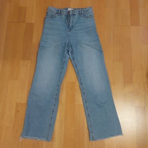 Straight Jeans || Vilma - Dessa jeans är i storlek 170, ganska högmidjade men ändå rätt bekväma. Hade dessa för 3 års sedan men använt bara runt 5-6 gånger. Har tyvvär vuxit ut dom nu. De är slitna på slutet av benen men det är stilen. Kontakta mig om du funderar över något☺️👍