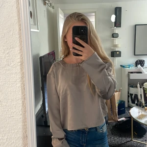 En tröja i siden  - En tröja i siden super fin lite finare passar perfekt till kostymbyxor eller kjol 