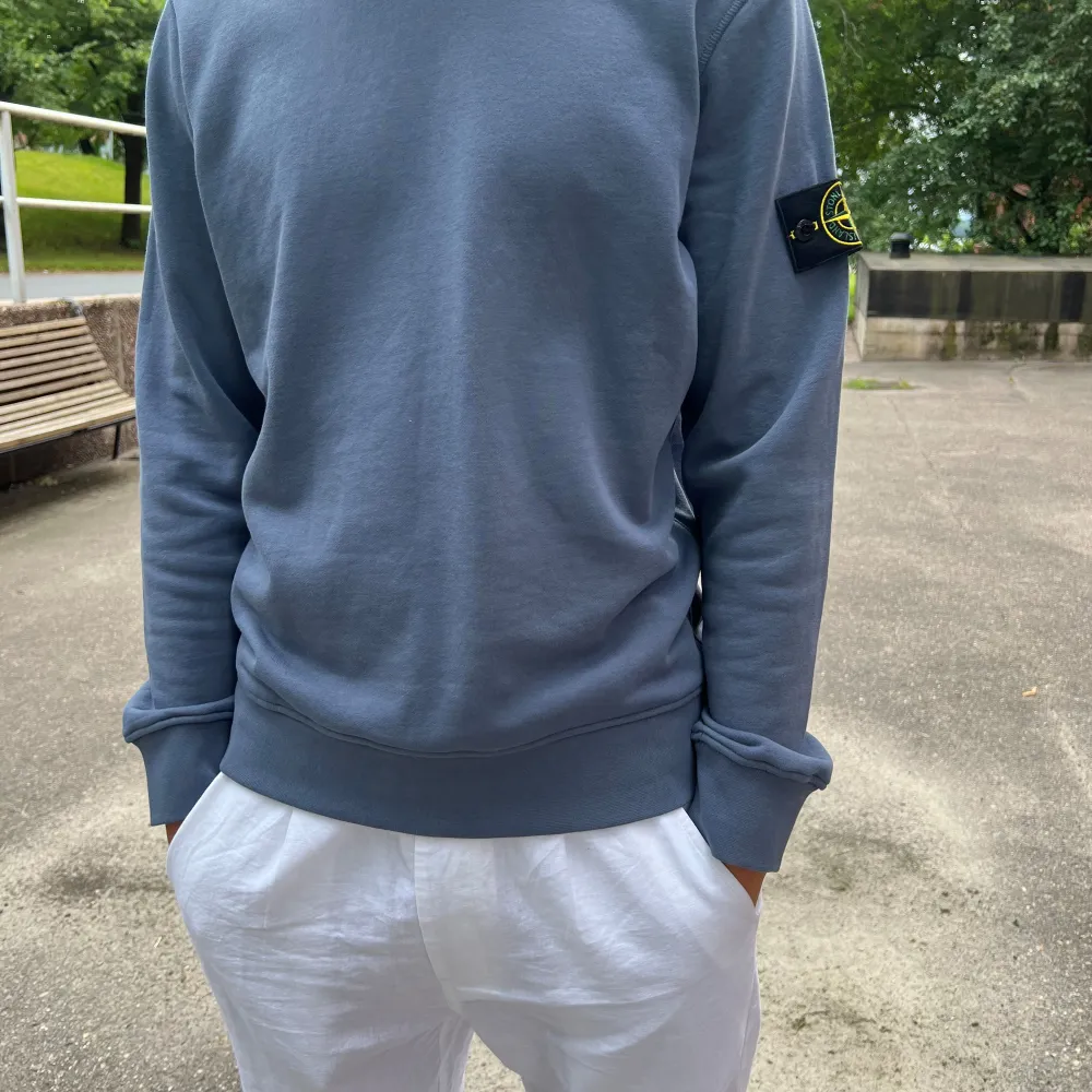 Stone island ljusblå används 3-4 gånger storlek M, skick otroligt bra med tanke på att den använda 3-4. Perfekt färg nu till sommaren☀️Bara att höra av sig vid minsta fundering😊(Priset kan diskuteras🤝🏼). Neuletakit & Villapaidat.