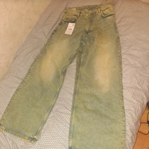 Blekta baggy jeans - Helt oanvända med prislapp kvar. Ny pris 699, köps för 399 eller billigare med snabb affär.