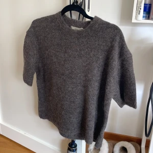 Kortärmad stickad tröja  - Kortärmad stickad tröja från ginatricot helt ny. Stlk M men sitter väldigt snyggt på mig som är xs/s