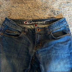 lågmidjade jeans - Jag säljer mina blåa lågmidjade esprit jeans. midjemått rakt över är 40 cm. Innerbenslängden är 78 cm. byxbenen är avklippta en liten bit eftersom de var för långa för mig innan, men jeansen är fortfarande i fint skick!😊köparen står för frakten.