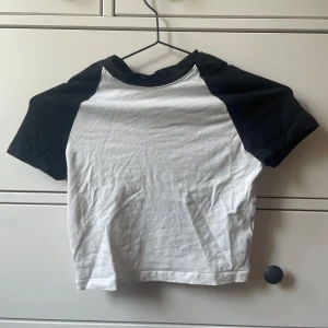 Baby tee - Superfin topp från h&m divided! Endast använd ett fåtal gånger. Den sitter tajt på mig som har xs/s skulle säga att den egentligen är xs 😊💛skriv för fler bilder 😊