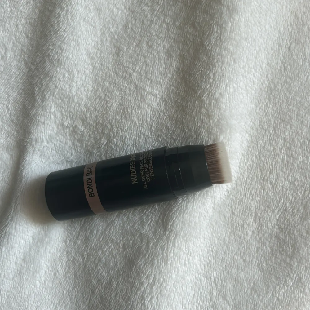 Säljer denna bronzer som bara använda två gångwr, box kommer med🥰. Beauty.