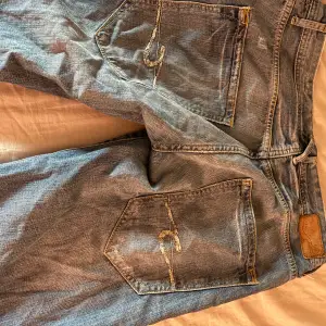 Cross jeans bootcut. Dessa säljes med en tår u ögat dem är verkligen helt perfekta dem har inga hål eller fläckar dem är fett sköna. Dem är rare jag hitta inte ens dem online så vet inte riktigt vad mer jag kan säga än att dem är rare och vintage.