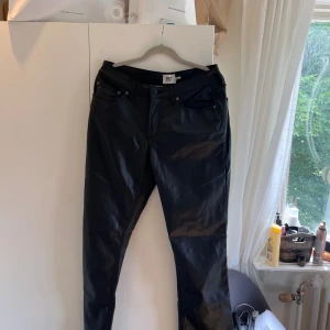 skinnbyxor  - Rensat ut min garderob och säljer bland annat dessa fina skinnbyxor ifrån laget 157. Säljer då dom bara inte kommer till använding. 