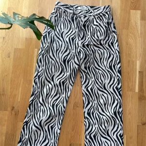 Via zebrabyxor - Häftiga vida jeans i zebramönster. Använda flertalet gånger men är i bra skick. Stor storlek 36