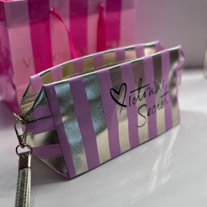 Victoria’s Secret Ny necessär väska 💕 - Ny och aldrig kom till användning 💕 Ren och fräsch Djur och rökfritt hem 🌸