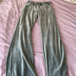 Gröna juicy couture byxor - Säljer min juicy byxor då de inte kommer till användning längre. Använda men ändå i gott skick. Små trådar som sticker ut från delar av plagget och tappat lite färg därav priset. Priset kan diskuteras🩷