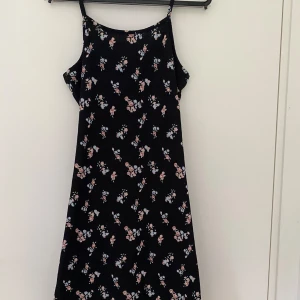 Klänning  - Säljer min super söta klänning som inte kommit till användning på 2 år. Klänningen är i vädligt fint skick som ny, nypris runt  180 kr säljer för 100!!!💗💗