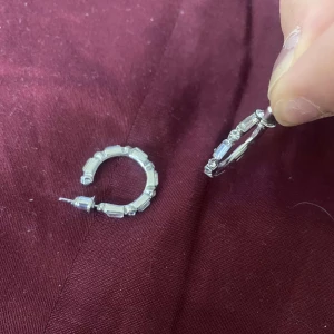 Öron Hängen  - Säljer ett par öron Hängen, använda 1 gång, säljer dem för 30kr, priset går INTE att diskutera! 