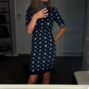 Klänning  - Super fin stickad klänning aldrig andvend.