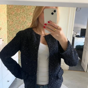 Jacka/kofta  - Så fin marinblå och glittrig jacka/kofta köpt secondhand😊